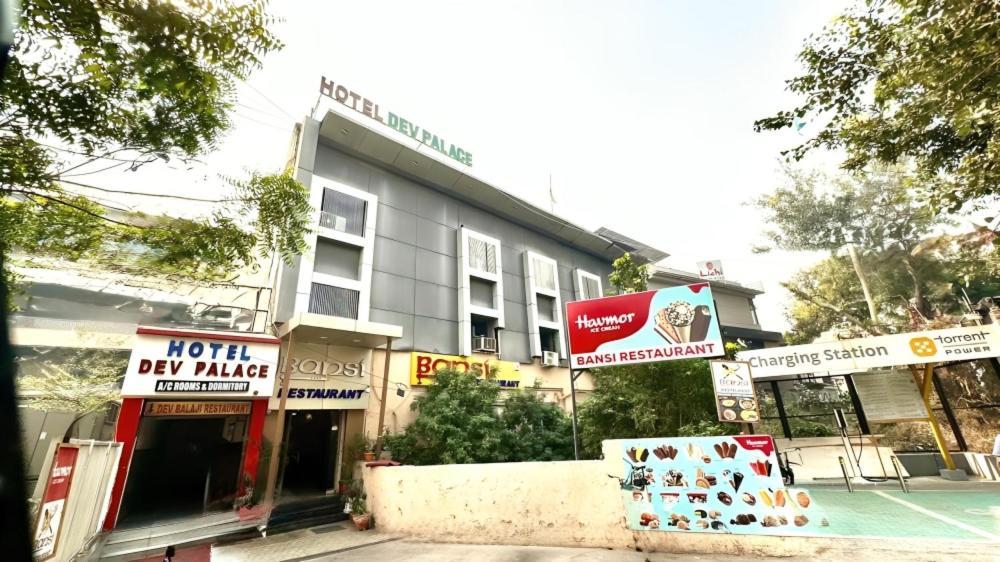 Hotel Dev Palace Ahmedabad Exterior foto