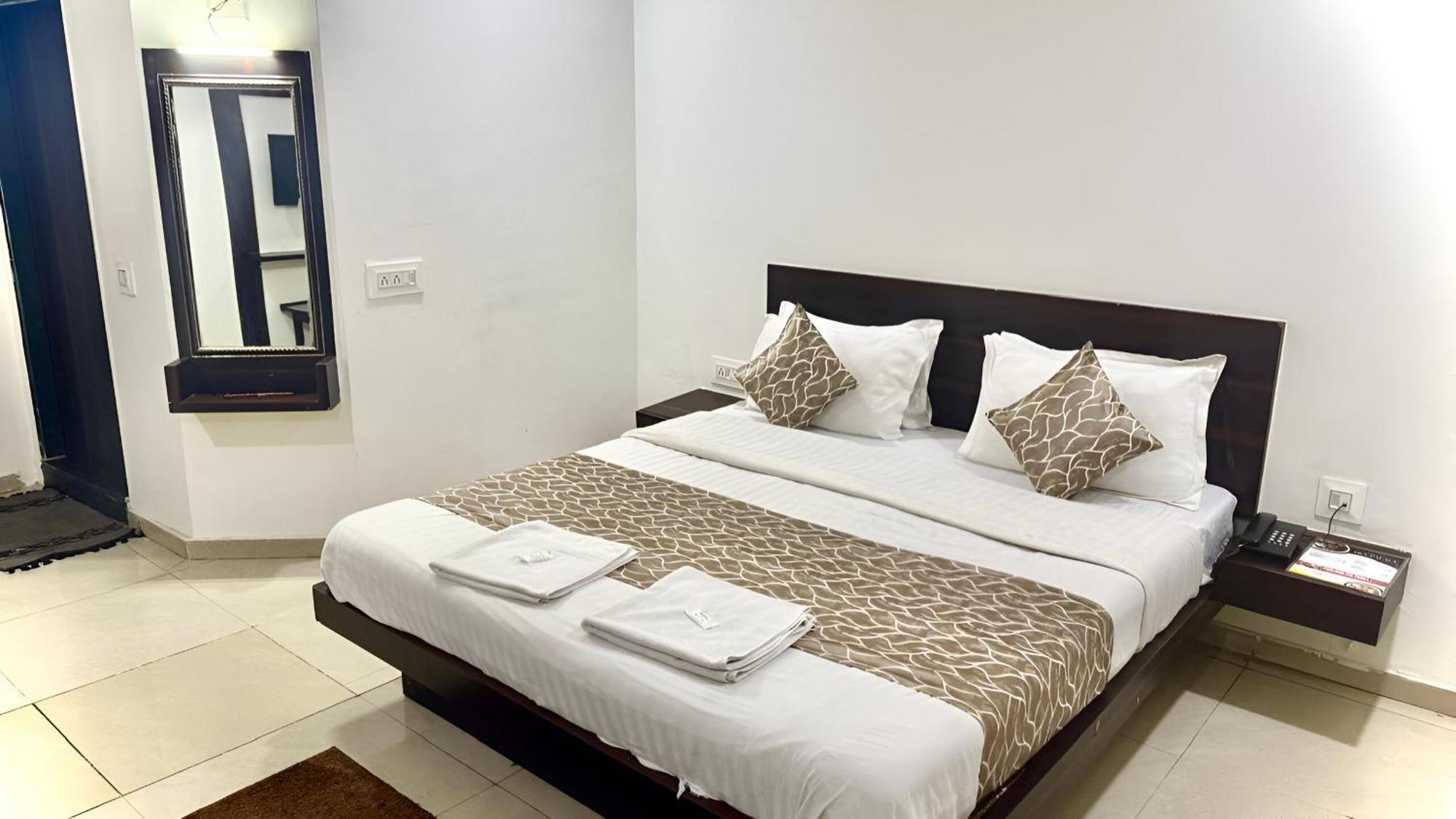 Hotel Dev Palace Ahmedabad Exterior foto