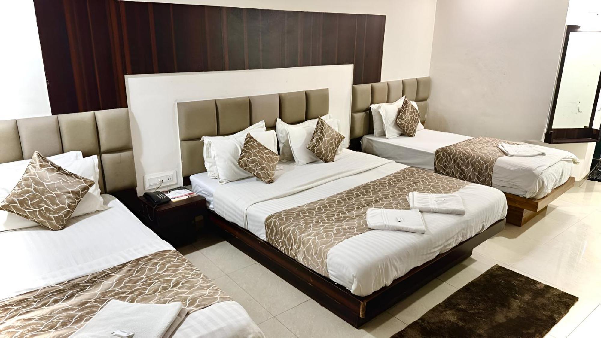 Hotel Dev Palace Ahmedabad Exterior foto